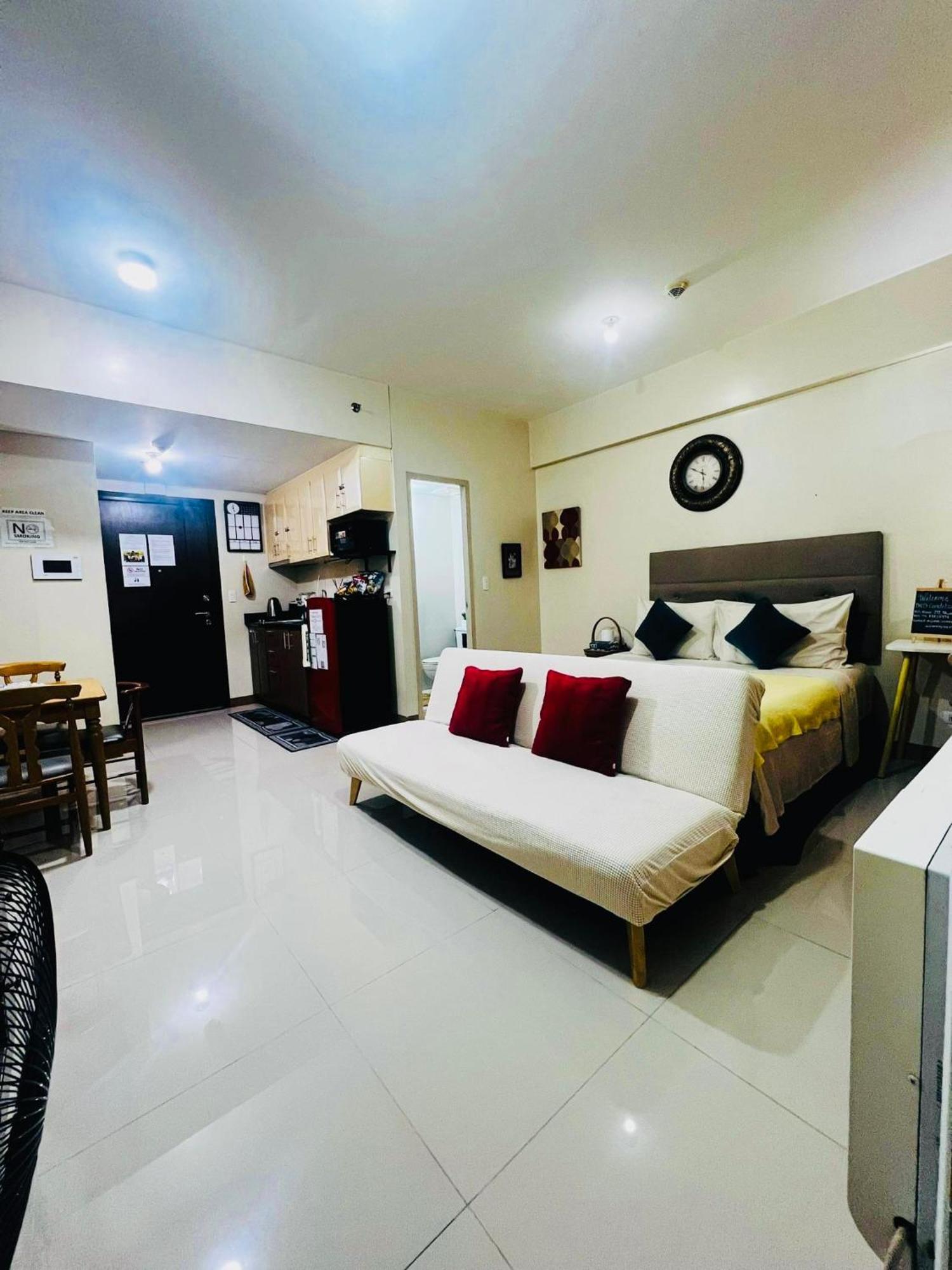 One Palm Tree Villas Condominium - Studio 2Nd Fl With Balcony - Across Terminal 3 Airport Pasay Eksteriør bilde