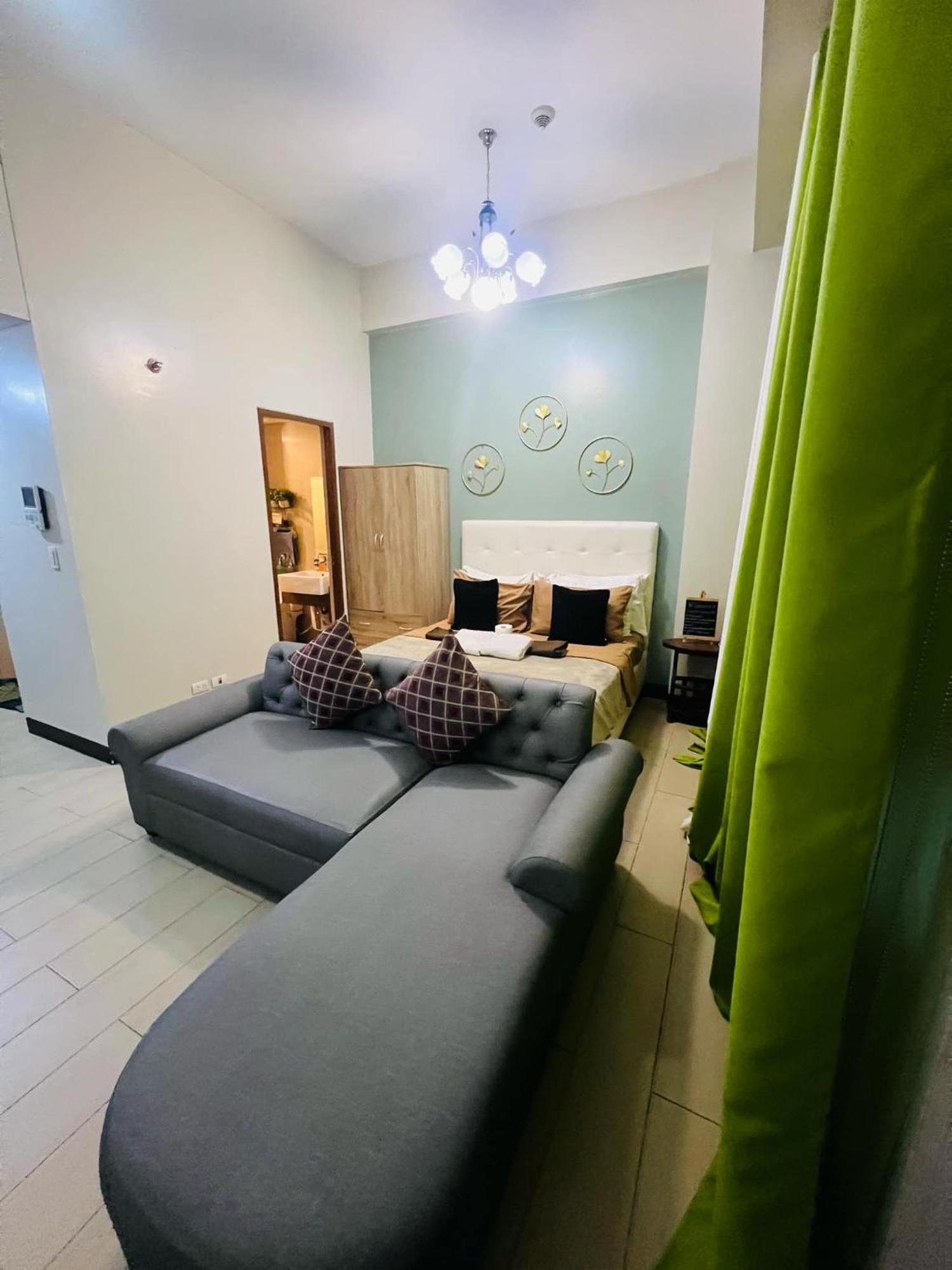One Palm Tree Villas Condominium - Studio 2Nd Fl With Balcony - Across Terminal 3 Airport Pasay Eksteriør bilde