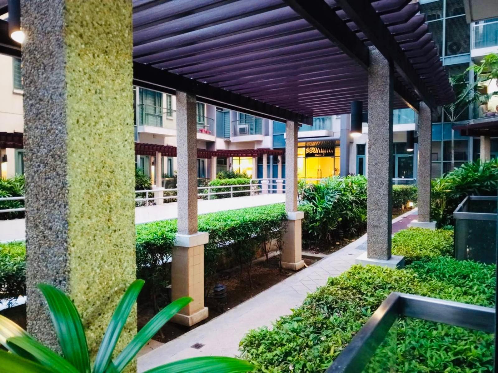 One Palm Tree Villas Condominium - Studio 2Nd Fl With Balcony - Across Terminal 3 Airport Pasay Eksteriør bilde