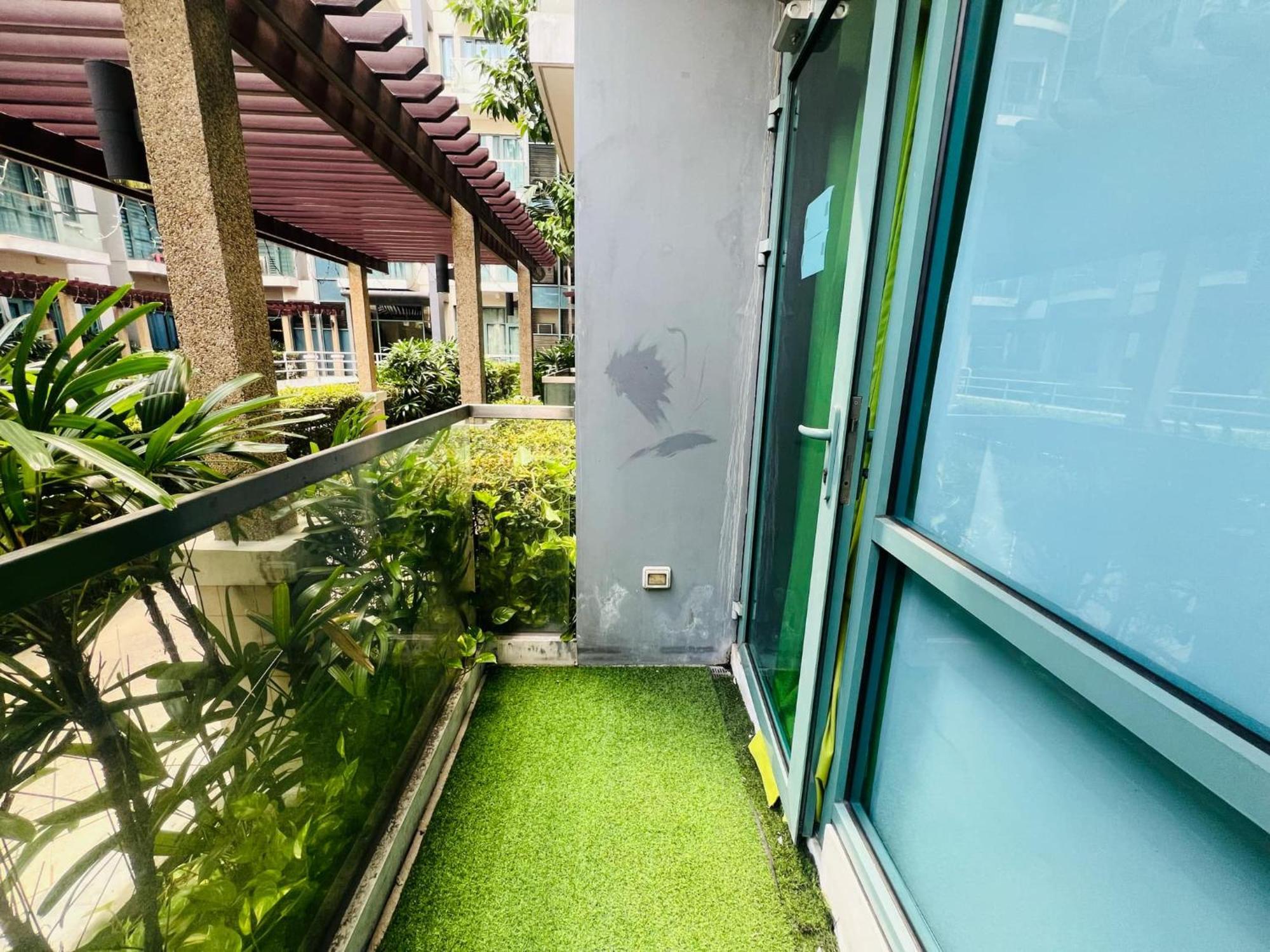 One Palm Tree Villas Condominium - Studio 2Nd Fl With Balcony - Across Terminal 3 Airport Pasay Eksteriør bilde