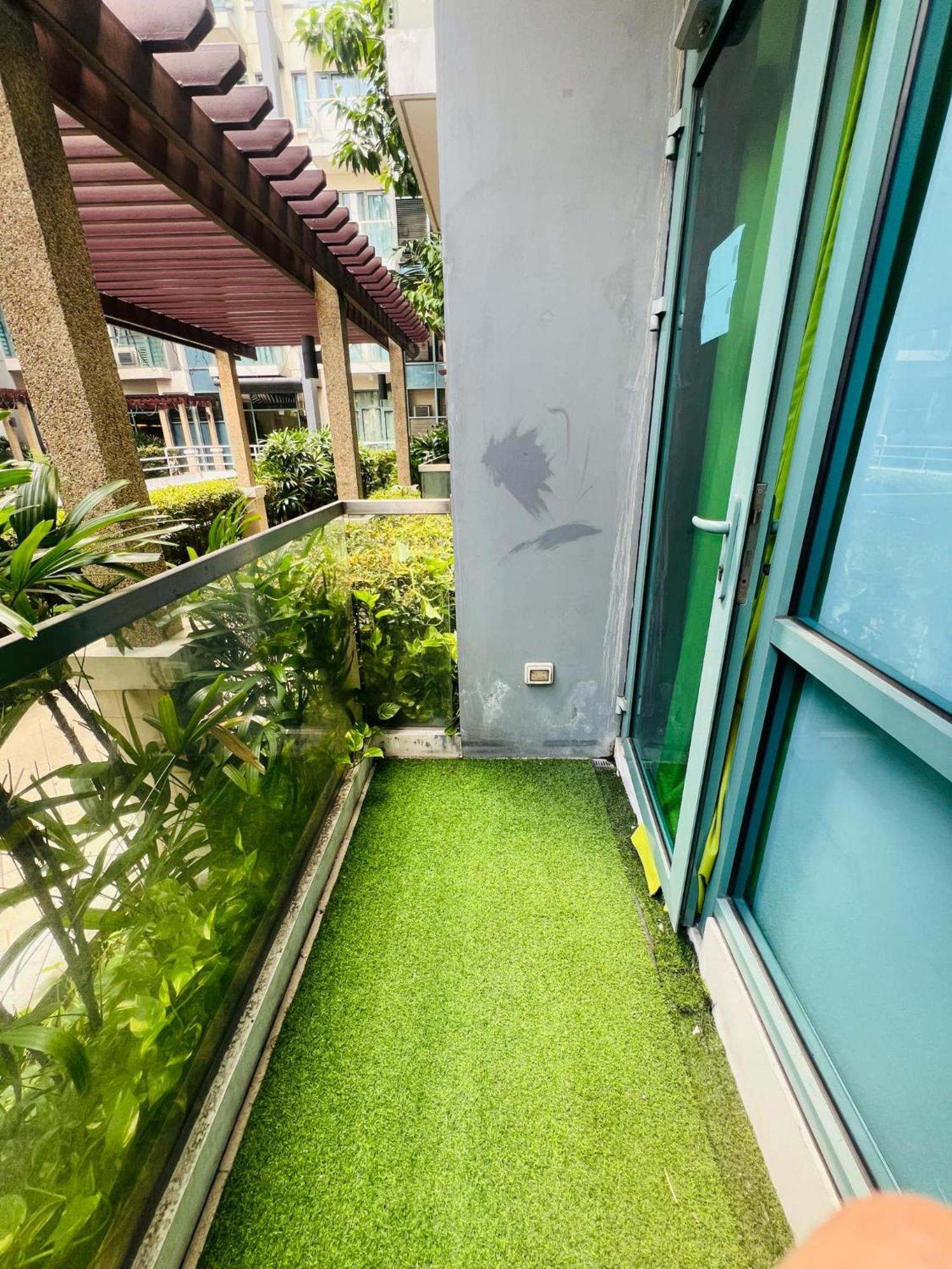 One Palm Tree Villas Condominium - Studio 2Nd Fl With Balcony - Across Terminal 3 Airport Pasay Eksteriør bilde