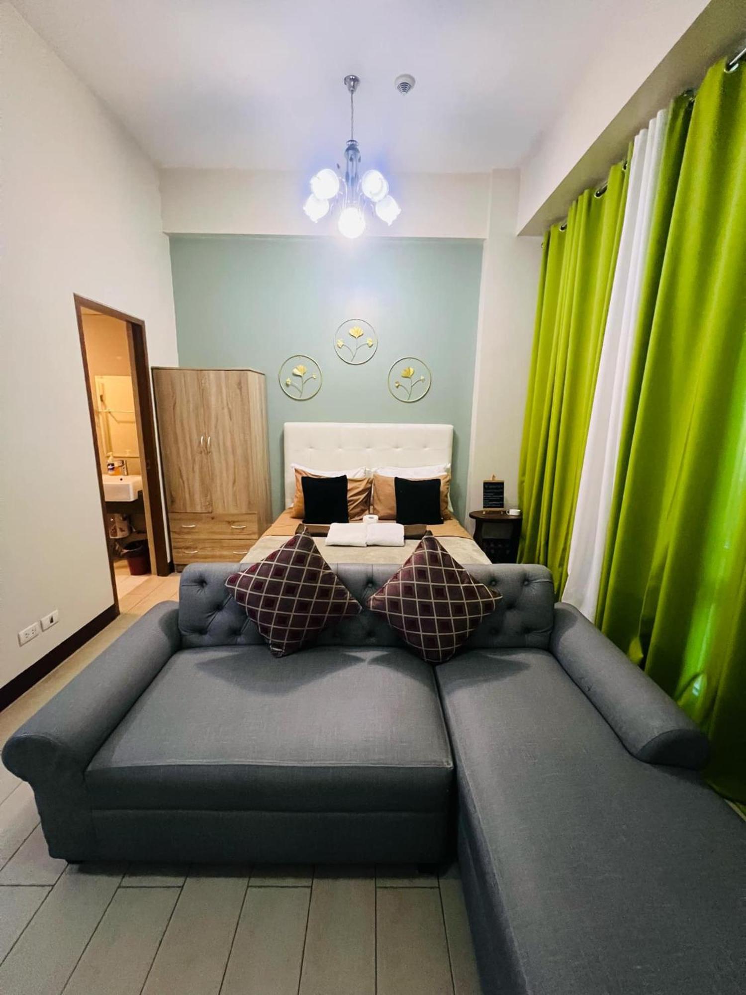 One Palm Tree Villas Condominium - Studio 2Nd Fl With Balcony - Across Terminal 3 Airport Pasay Eksteriør bilde